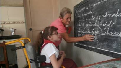 De lunes a jueves América camina hasta la casa de Rosalía para instruirla y educarla, luego se dirige al hogar de Milagro, su otra alumna