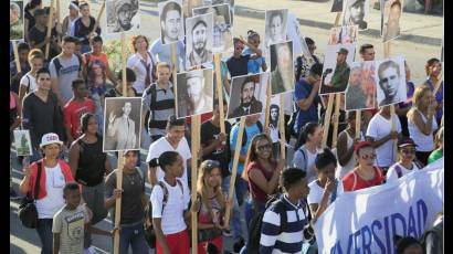 Estudiantes santiagueros homenajearon al líder de la Revolución.