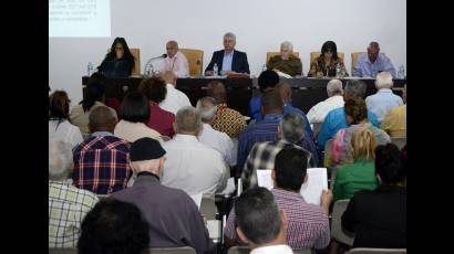 El presidente de la República de Cuba, Miguel Díaz-Canel Bermúdez, participa en la comisión de Industria, Construcciones y Energía