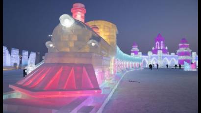 Un tren de nieve y hielo iluminados en el Festival de China