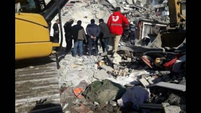 Acciones de rescate tras terremoto en Albania
