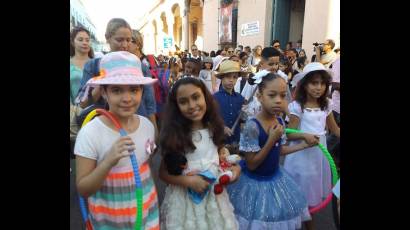 El desfile pioneril en Camagüey recordó al Hombre de La Edad de Oro, a sus personajes y enseñanzas