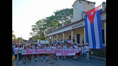 Desfile pioneril martiano en Isla de la Juventud