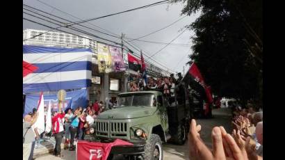 Los vehículos con los caravanistas atravesaron una ciudad donde recibieron el saludo del pueblo