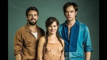 Los protagonistas de El otro lado del paraíso: Thiago Fragoso ( Patrick), Rafael Cardoso (Renato), Bianca Bin(Clara), Sergio Guizé (Gael)