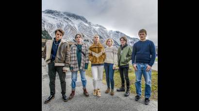El elenco más joven de la serie Ragnarok lo conforman (de izquierda a derecha) Herman Tømmeraas, Ylva Bjørkaas Thedin, Theresa Frostad Eggesbø, Emma Bones, Jonas Strand Gravli y David Stakston.