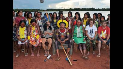 Comunidades indígenas de la Amazonia, encabezadas por el cacique Raoni Metuktire