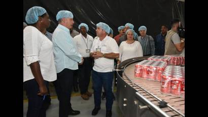 El presidente cubano visitó la Empresa Mixta Las Lomas, perteneciente a Cuba Ron y dedicada a la producción de refrescos.