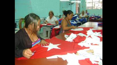 Las trabajadoras dominan todo el proceso de confección, pero se han ido especializando.