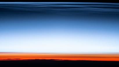 Imagen de la frontera de la atmósfera terrestre en colindancia con el espacio próximo