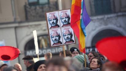 Manifestantes portan un cartel a favor de la liberación de Julian Assange en una protesta en Múnich, Alemania, el 15 de febrero de 2020.
