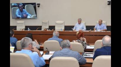 Díaz-Canel  durante la reunión de chequeo de la política cultural