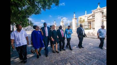 Vicepresidente de Uganda camina por La Habana