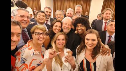 En el análisis del PT, Lula se reunió con los diputados de su Partido. En la foto, con un grupo  de ellos