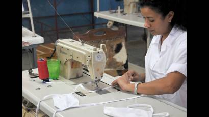 Talleres de la Empresa de aseguramiento al turismo, Servisa, garantizan la confección de nasobucos para ese sector.