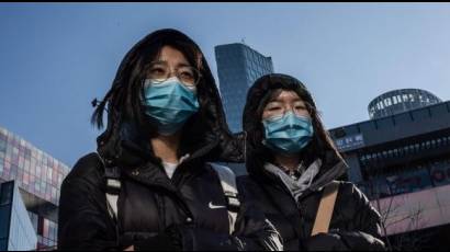 Personas con mascarillas en las calles de ciudades chinas