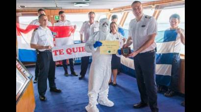 El mando del crucero británico hizo un reconocimiento al práctico Mario Martínez Lahera y destacó el esfuerzo y la organización de las autoridades cubanas en esta operación.