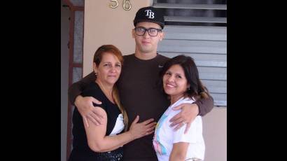 El joven Jesús Álvarez con su familia