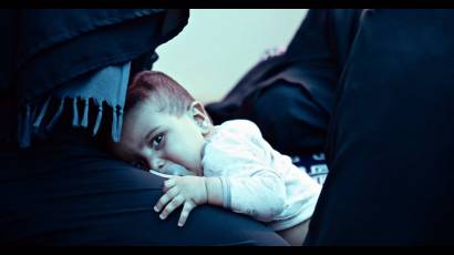 Una madre y su hijo refugiados en un campamento en Siria