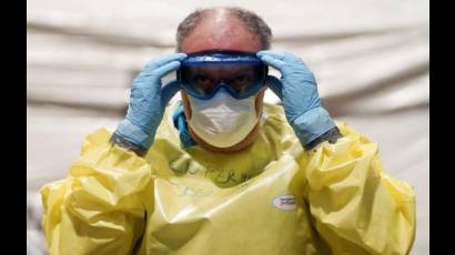 Un trabajador sanitario se prepara para la llegada de pacientes con coronavirus en un gigante hospital militar instalado en recinto ferial de IFEMA en Madrid