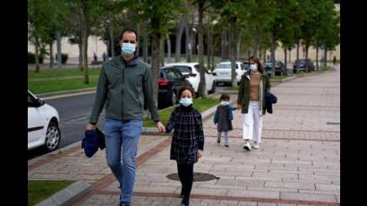 Niños españoles son autorizados a salir del confinamiento