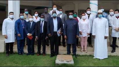 Primer Ministro de Togo, Komi Sélom Klassou, junto a la brigada médica cubana