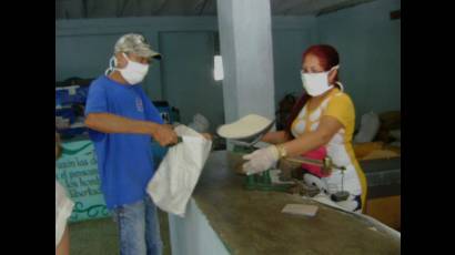 El uso de guantes propicia garantías sanitarias tanto para quien despacha como para el consumidor