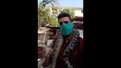 Ariel  y el  majá de Santa María que encontró en el viaducto de Matanzas