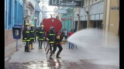 Los bomberos unen su esfuerzo a la empresa Aguas Santiago y la Dirección de Salud para higienizar áreas muy visitadas en la ciudad.