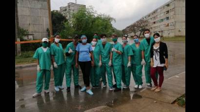 Equipo de muchachos voluntarios antes de entrar a la zona roja