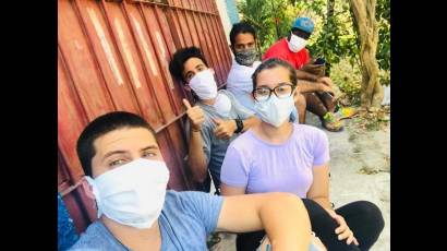 Varios estudiante de la Cujae se han sumado a la tarea de llevar alimentos elaborados a los ancianos de la comunidad de Cojímar, en el municipio Habana del Este