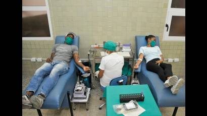 Jóvenes de varias provincias del país donan sangre voluntariamente.