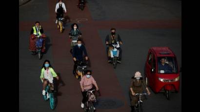 Una serie de personas durante la hora punta de la tarde en Pekín, China