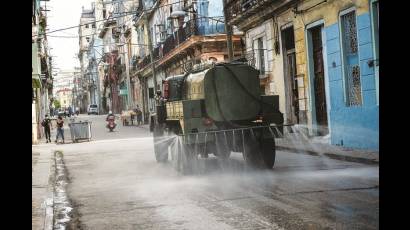 Calles desinfectadas con agua clorada.