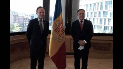El jefe de Gobierno de Andorra, Xavier Espot (i) junto al embajador de Cuba en España, Gustavo Machín