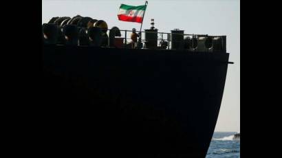 Un buque cisterna iraní navegando en las aguas internacionales.