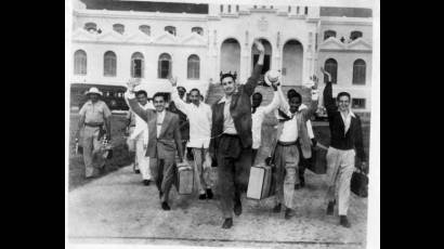 Moncadistas a la salida del Presidio Modelo, el 15 de mayo de 1955.