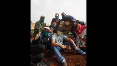 Junto al presidente nacional de la FEU, José Ángel Fernández Castañeda, universitarios avileños dieron su aporte a la producción de frutales