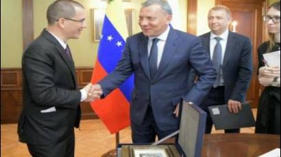 El ministro de Relaciones Exteriores de Venezuela, Jorge Arreaza, y el vice primer ministro de Rusia, Yuri Borísov