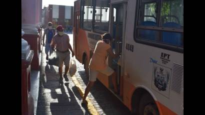 Al parque Vidal de Santa Clara vuelve paulatinamente el transporte público.