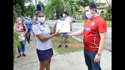 La joven guantanamera Melisa Sánchez Velázquez, quien presta su servicios en la capital, fue una de las reconocidas por el Buró Nacional de la UJC.