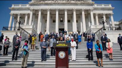 La presidenta de la Cámara de Representantes Nancy Pelosi, al centro, acompañada por demócratas de ese recinto legislativo.