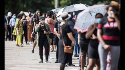 Una larga fila de persona lloraba la muerte de George Floyd