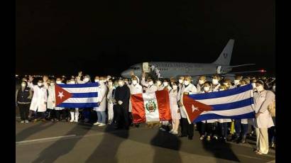 Recibimiento de la brigada médica cubana a su llegada a Perú