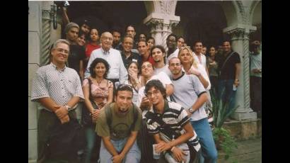 Premio Nobel de Literatura, José Saramago, junto a estudiantes de la graduación 2005