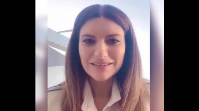 Laura Pausini en videollamada a un fan cubano
