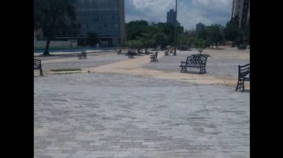 Colocación de adocretos en los primeros 100 metros de la Calle G, en el Vedado.