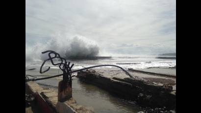 Malecón de la ciudad de Baracoa  bajo los efectos del huracán Isaías.