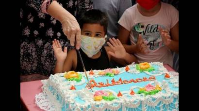 Niños que tuvieron COVID-19 se reúnen en la Finca de los Monos