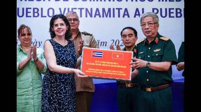 Embajadora cubana junto a Nguyen Chi Vinh